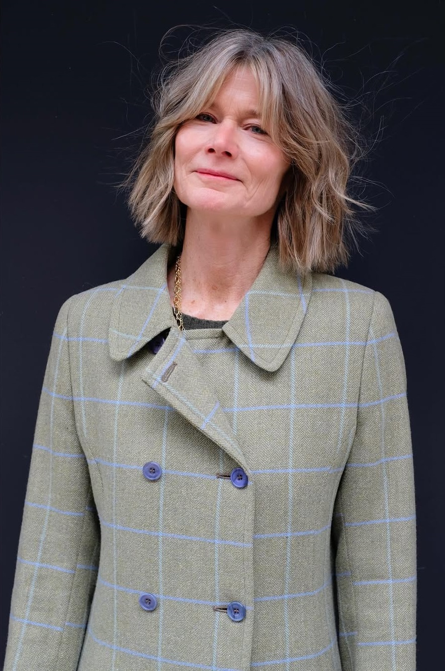 cheveux cendrés naturels mis en valeur par un carré dégradé et frange rideau