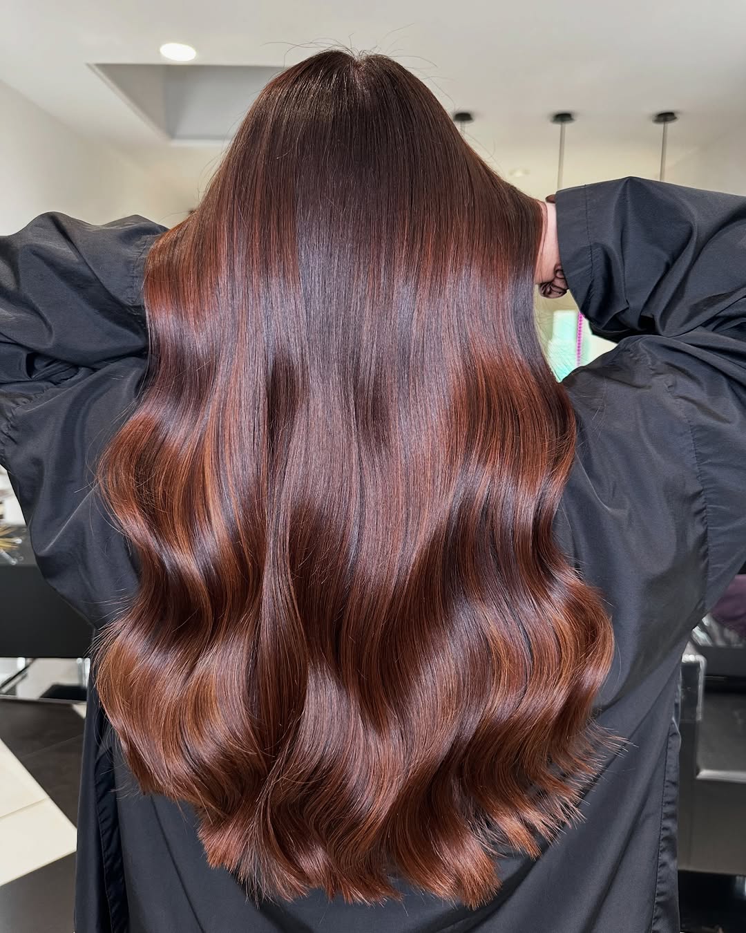 cheveux châtain foncé sublimés par des mèches cuivrées