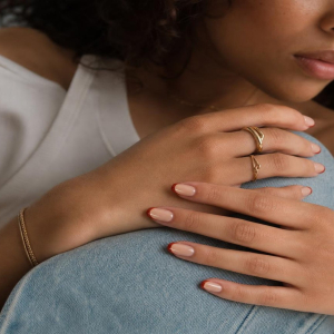 classique revisité - La French manucure twistée se décline en rouge terre cuite pour un look très chic