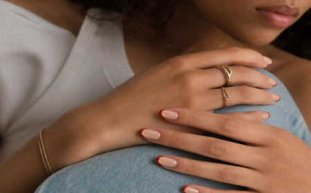 classique revisité - La French manucure twistée se décline en rouge terre cuite pour un look très chic
