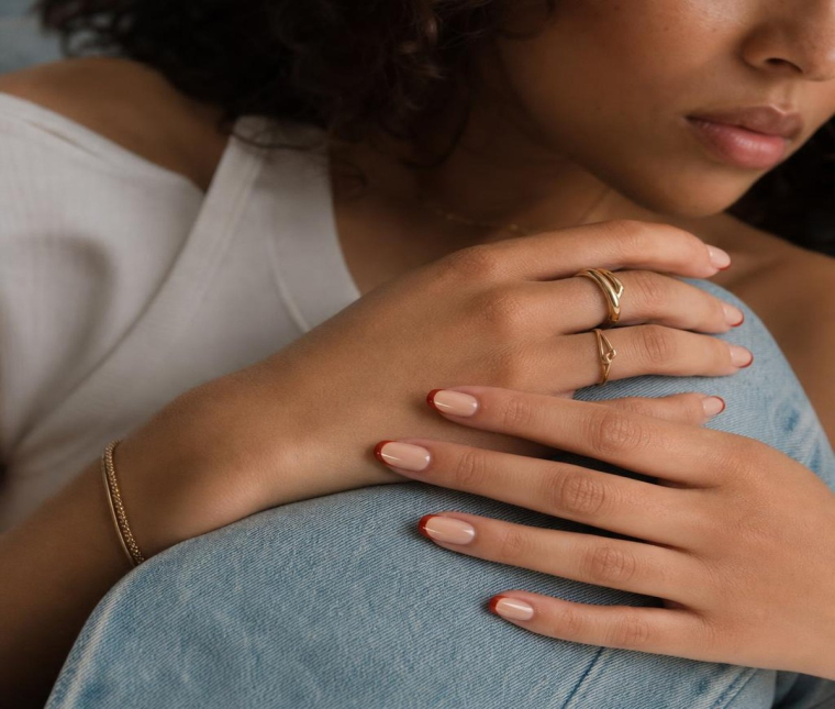 classique revisité - La French manucure twistée se décline en rouge terre cuite pour un look très chic