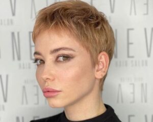 coloration blond miel sur coupe Pixie automne
