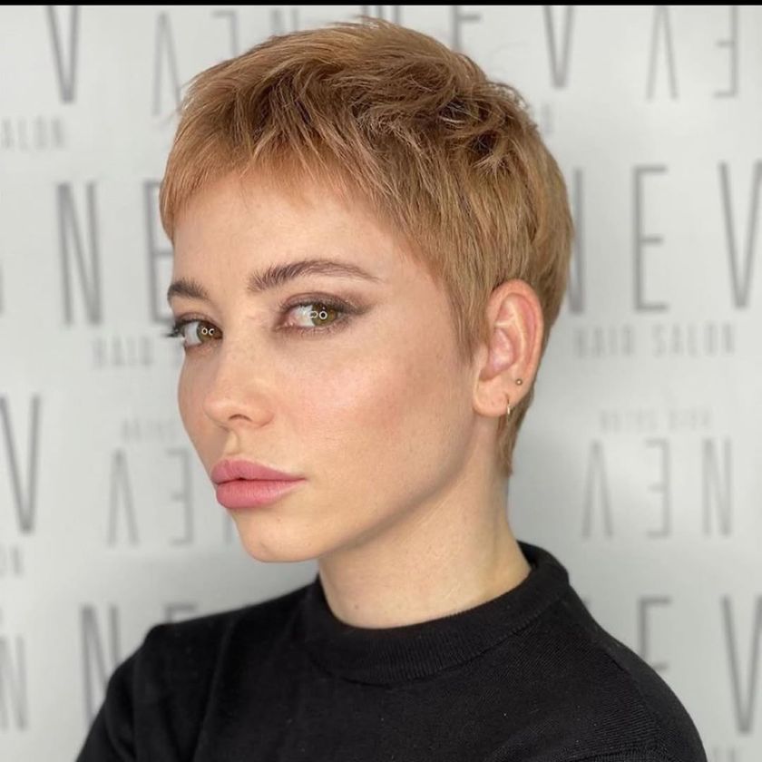 coloration blond miel sur coupe Pixie