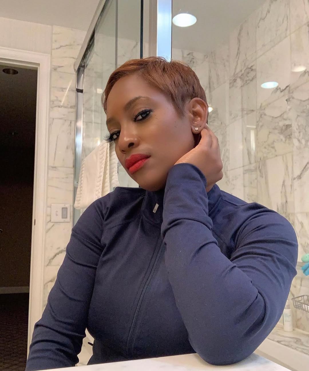 comment adopter la coupe Pixie de couleur cannelle après 40 ans