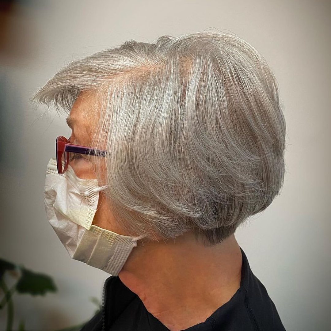comment adopter le carré court avec raie sur le côté pour cheveux fins et matures