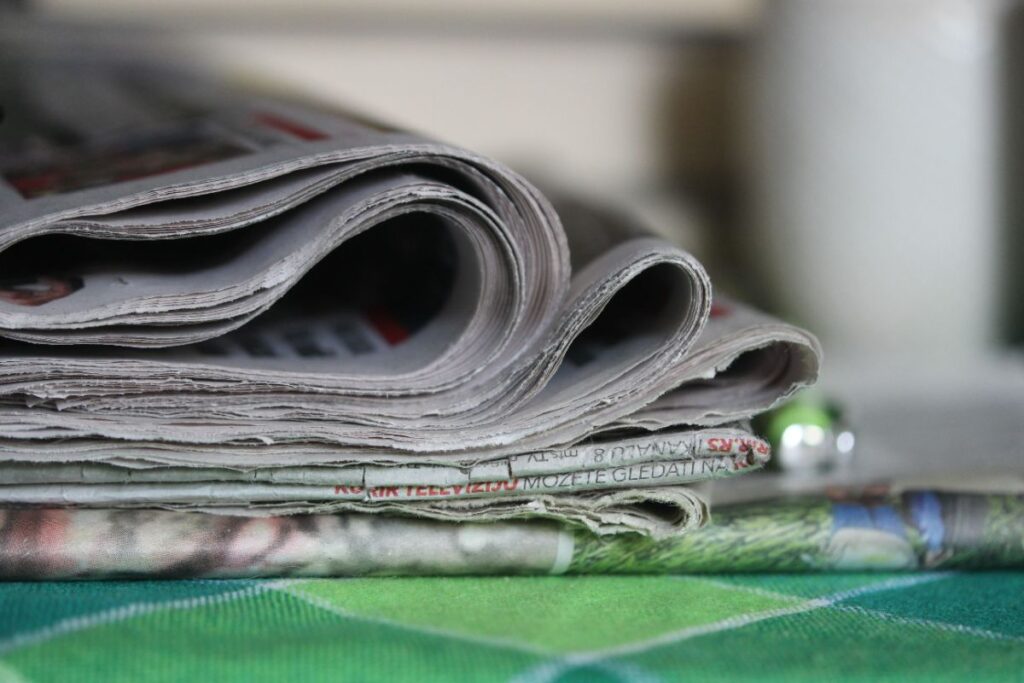 comment réutiliser le papier journal au jardin