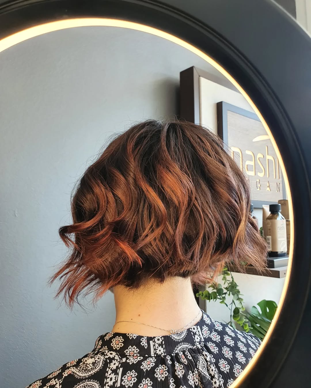 coupe Pixie Bob asymétrique plongeante avec des mèches cannelle