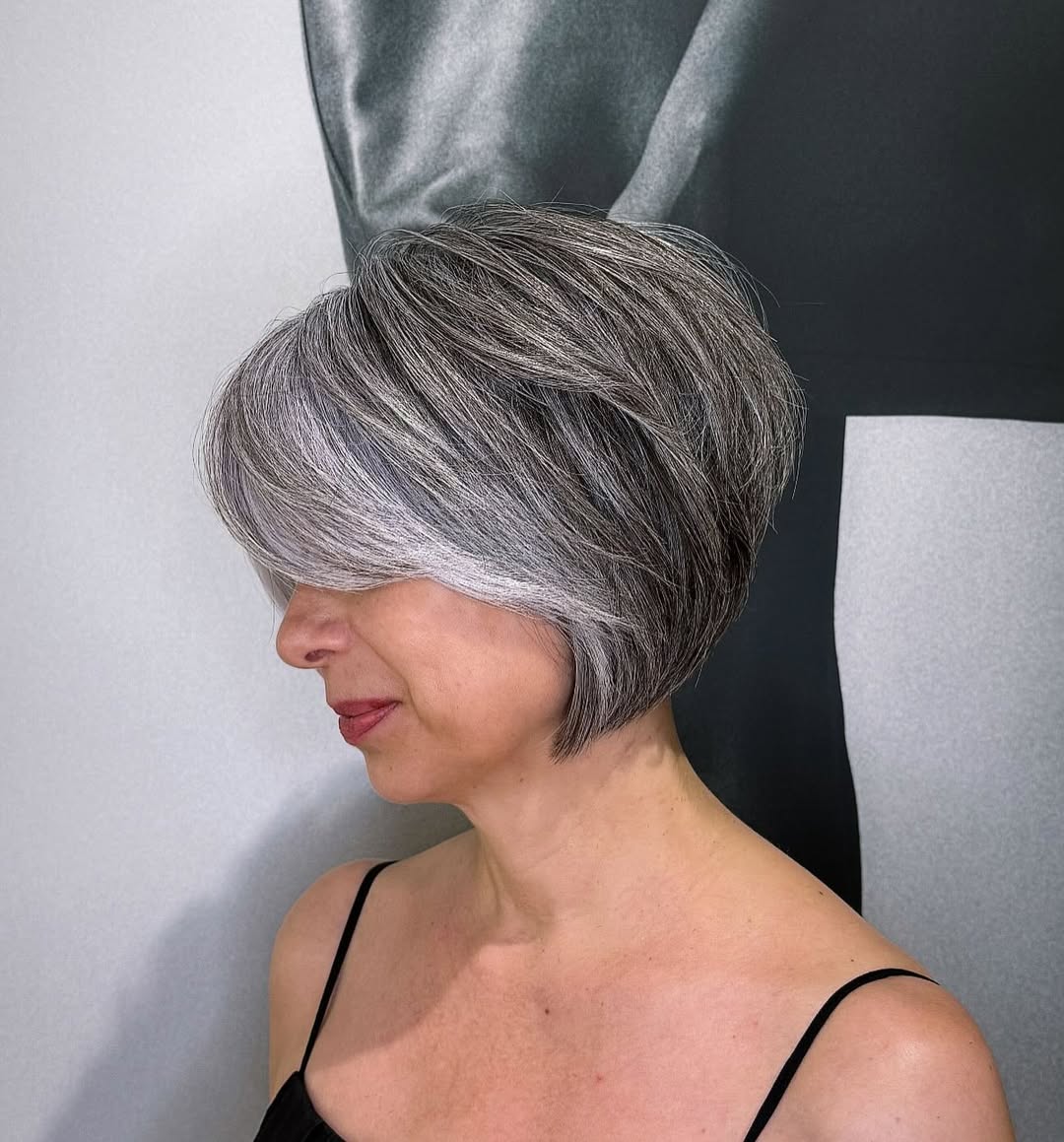 coupe Pixie Bob avec raie sur le côté pour cheveux poivre et sel