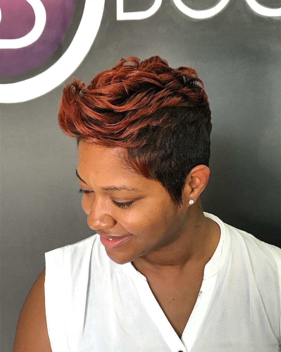 coupe Pixie rasée sur un côté sublimée par des mèches couleur cannelle