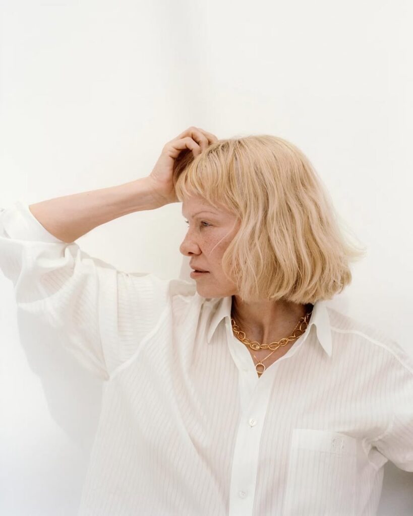 coupe au carré chic avec une micro frange à adopter après 50 ans