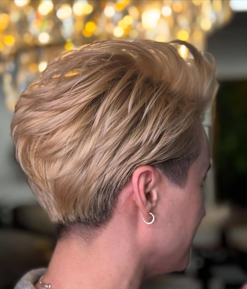 coupe courte élégante pour femme 40 ans et coloration tendance automne