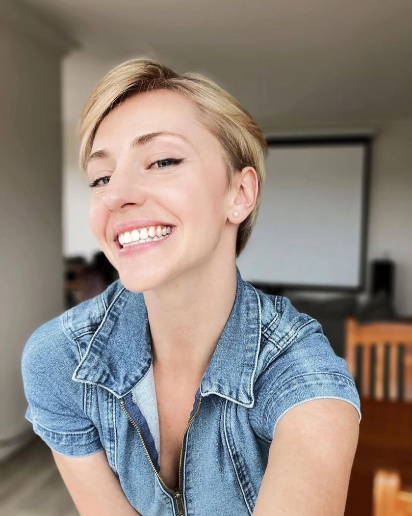 coupe de cheveux Pixie avec une frange sur le côté, coloration d'automne