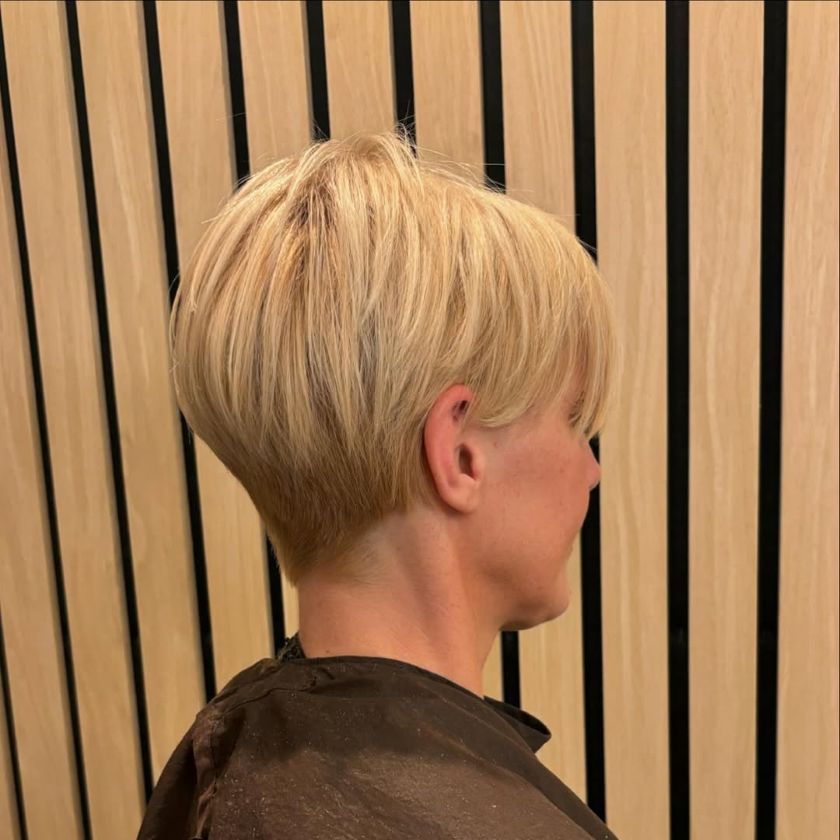 coupe de cheveux très courte et rajeunissante pour l'automne