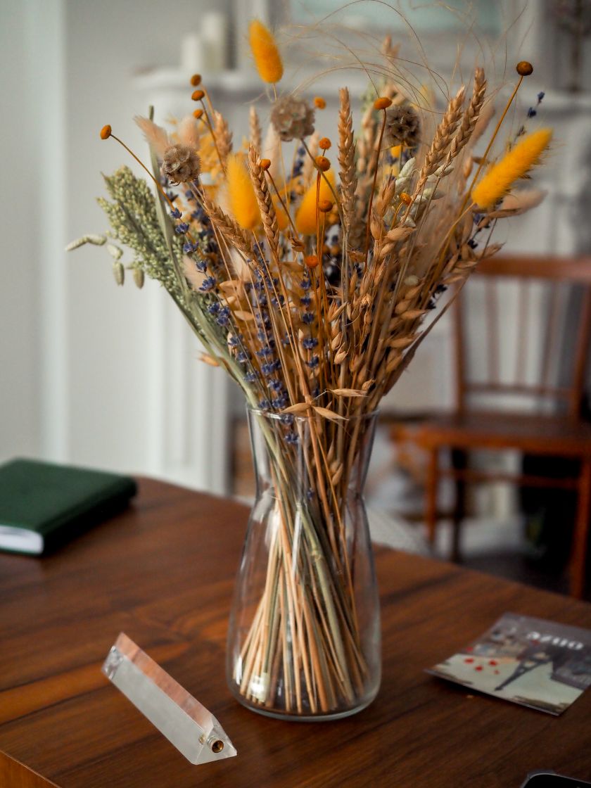 déco d'été naturelle avec des fleurs séchées dans un vase sur la table