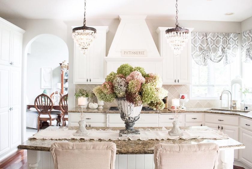 déco d'été naturelle, vase rempli de fleurs d'hortensia séchées pour orner l'intérieur