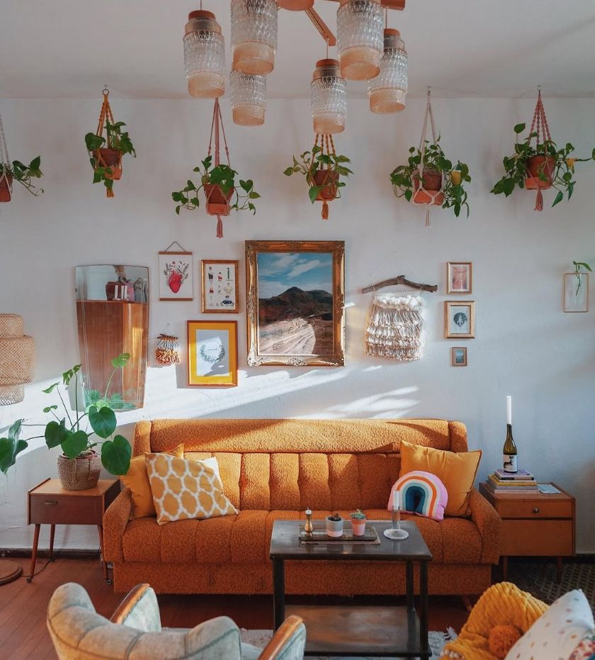 décoration rétro, intérieur tendance pour l'automne, des plantes suspendues vintage