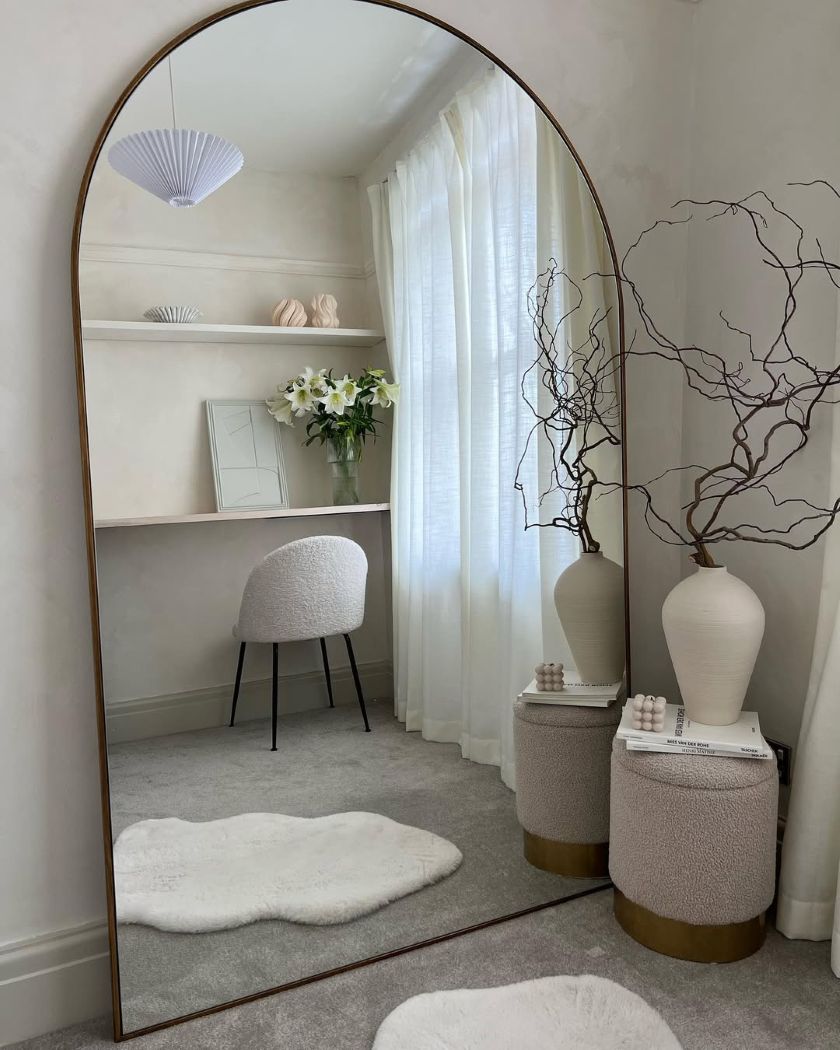 des branches du jardin à mettre dans un grand vase pour décorer l'intérieur de façon minimaliste