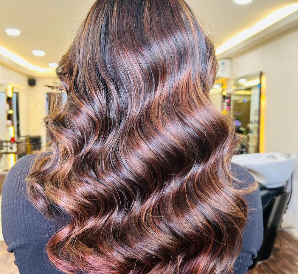 des cheveux brillants et élégants grâce aux sous-tons naturels de la coloration mocha mousse