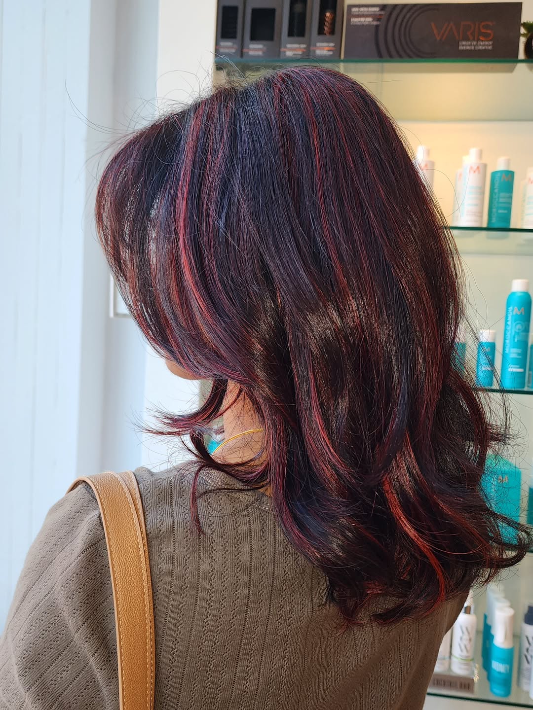 des mèches rouge bordeaux délicates pour réaliser un balayage chic pour l'automne