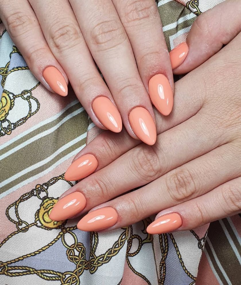 des ongles en amande déclinés dans l'une des couleurs de vernis septembre, abricot doux