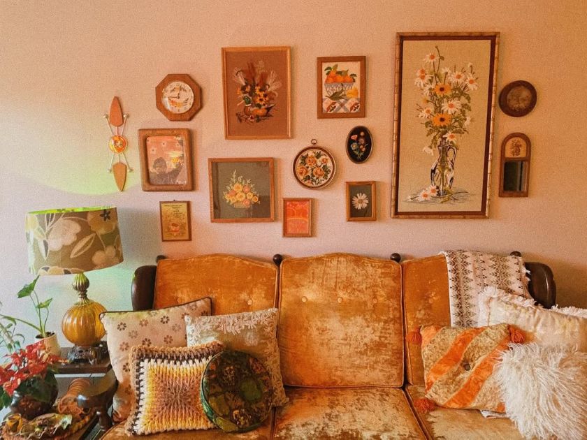 idées déco vintage preppy pour automne doux et cosy, cadres à motifs botaniques sur le mur