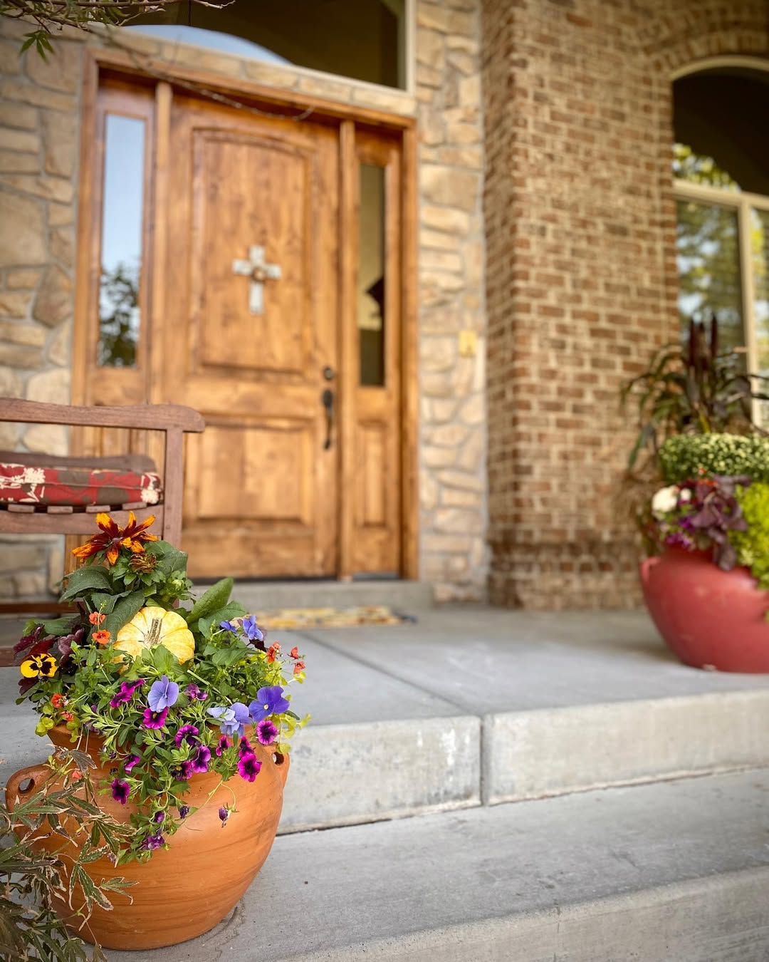 jardinière d'automne originale en tant que déco saisonnière pour le porche d'entrée