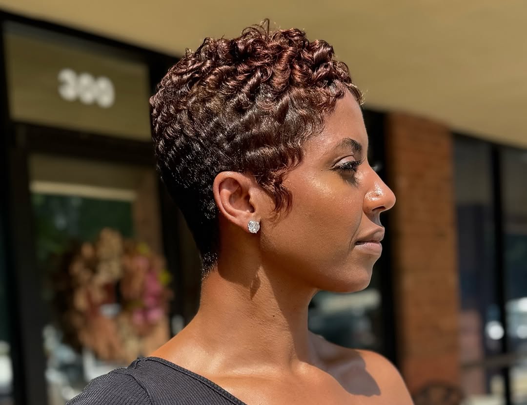 la Pixie cut cannelle sur cheveux naturellement bouclés