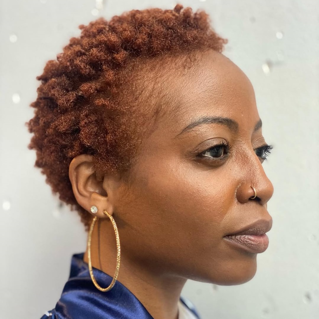 la Pixie cut de couleur cannelle
