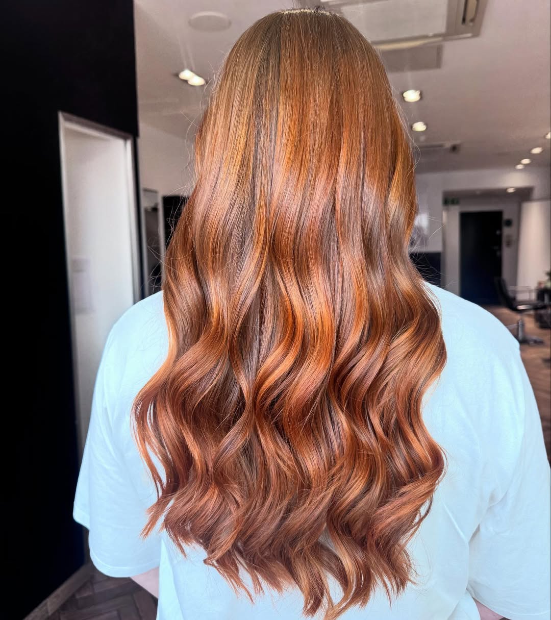 la coloration cuivrée à effet miroir apporte chaleur et brillance spectaculaire aux cheveux