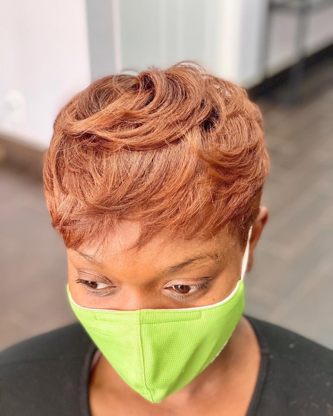 la couleur cannelle sur une coupe Pixie-un coup de jeune pour les femmes mûres