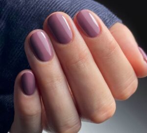 la couleur mûre est parmi les teintes fortes pour septembre, nail art automne