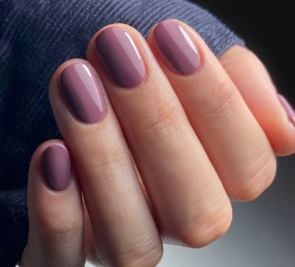 la couleur mûre est parmi les teintes fortes pour septembre, nail art automne