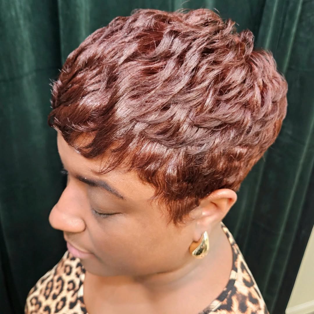 la coupe Pixie de couleur cannelle s'adapte parfaitement à toutes les textures de cheveux