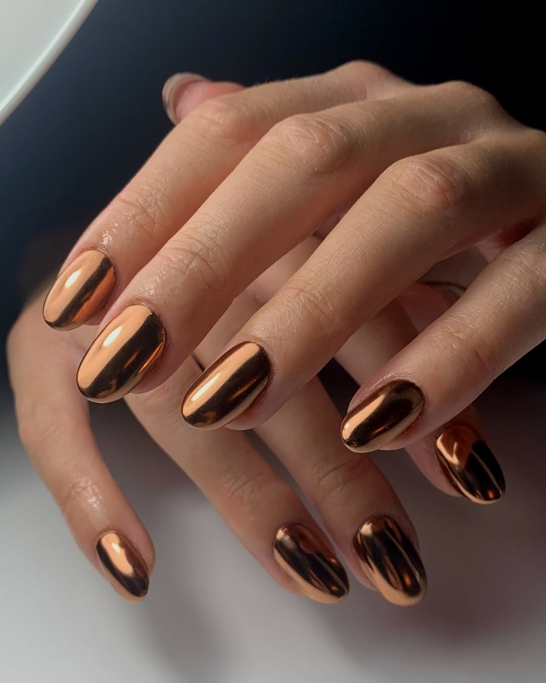 la manucure cuivrée-la tendance vernis de l'automne 2025