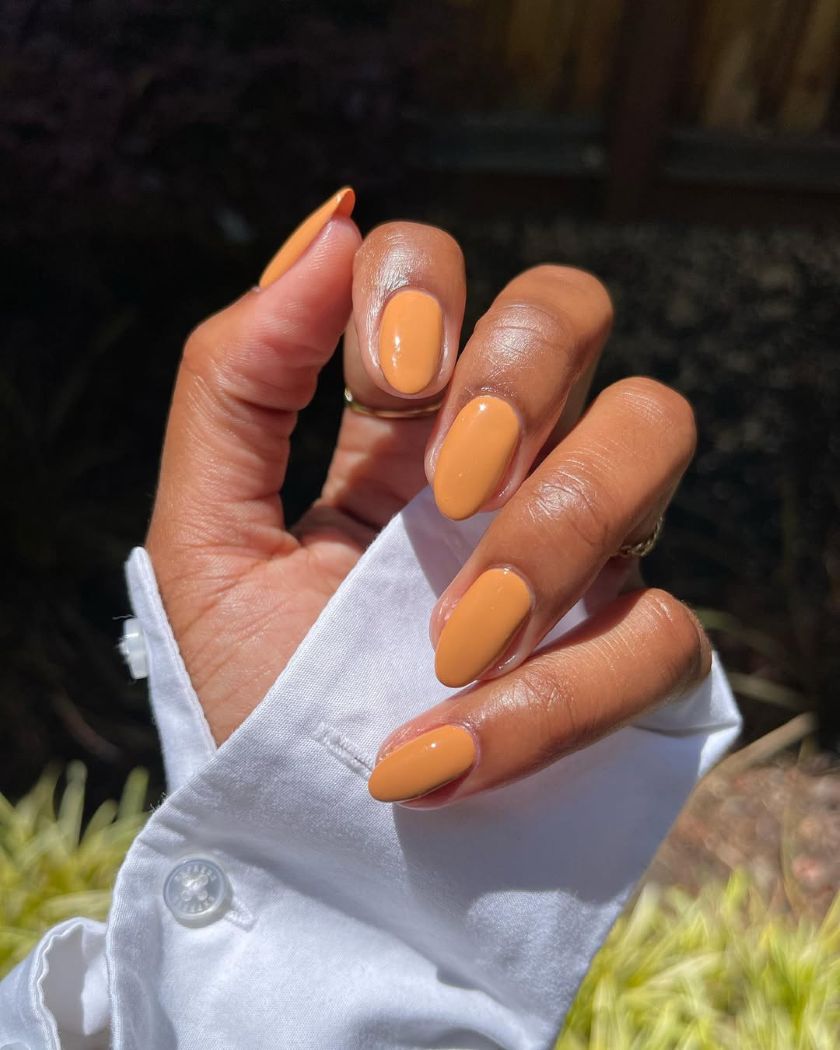 le caramel fondu fait partie des couleurs de vernis septembre pour accueillir l'automne