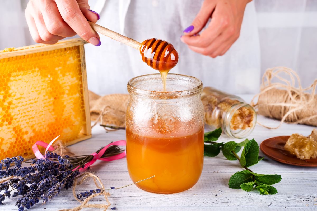 le miel est une bonne alternative au sucre dans la confiture de melon maison