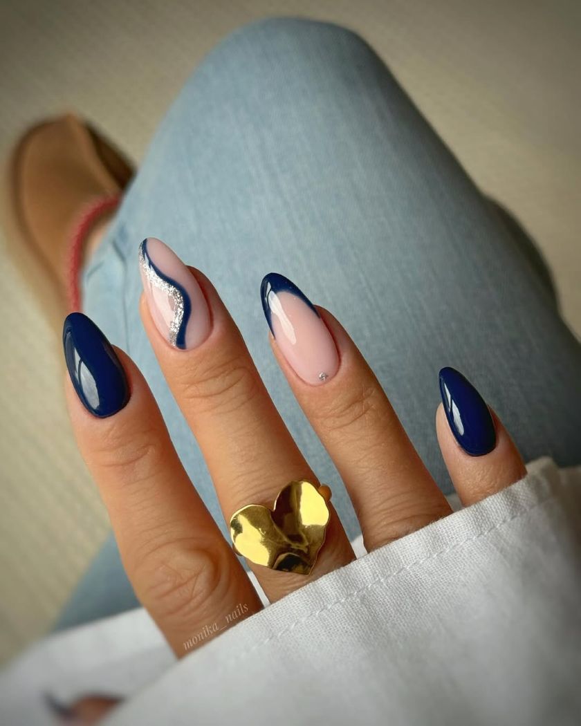 manucure bleu marine façon French et swirls nails, ongles en amande