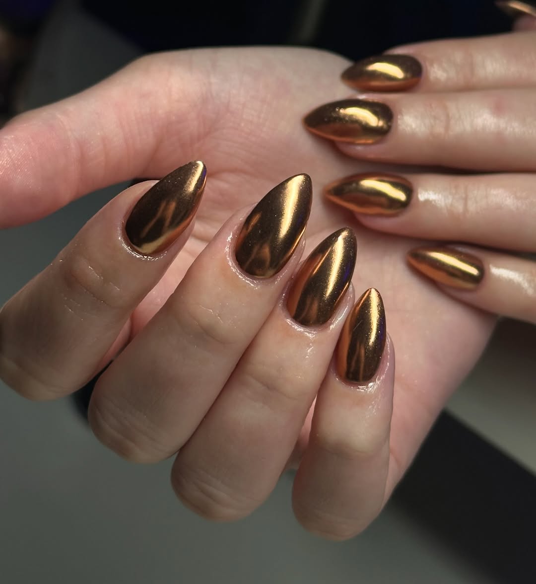 manucure bronze glamour sur ongles en amande