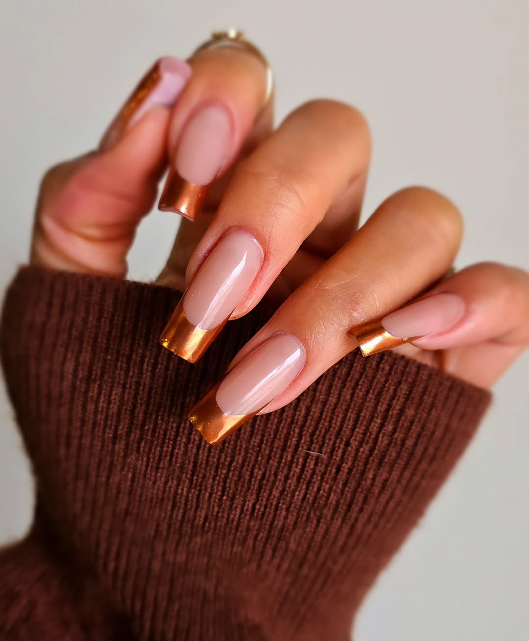 manucure cuivrée french sur des ongles longs carrés