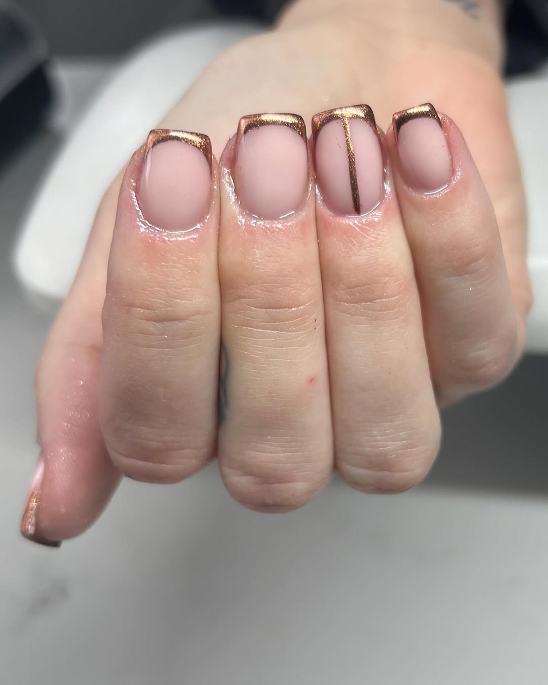 manucure french bronze sur des ongles nude courts