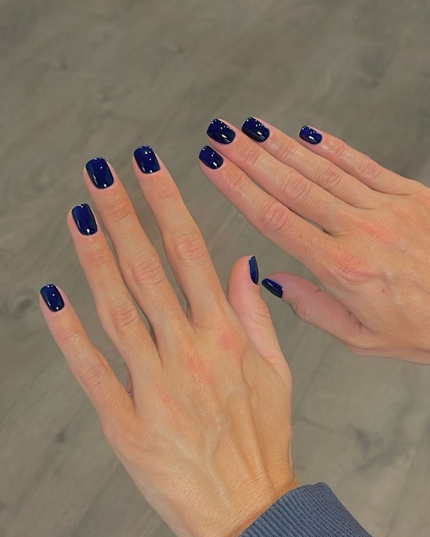 manucure tendance septembre en bleu marine foncé sur ongles courts arrondis