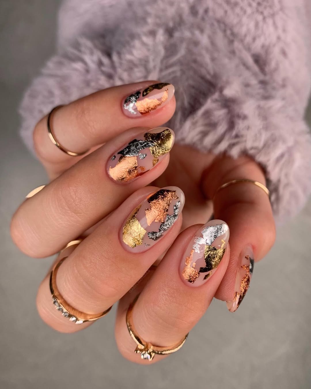nail art aux feuilles métallisées cuivre argent et bronze