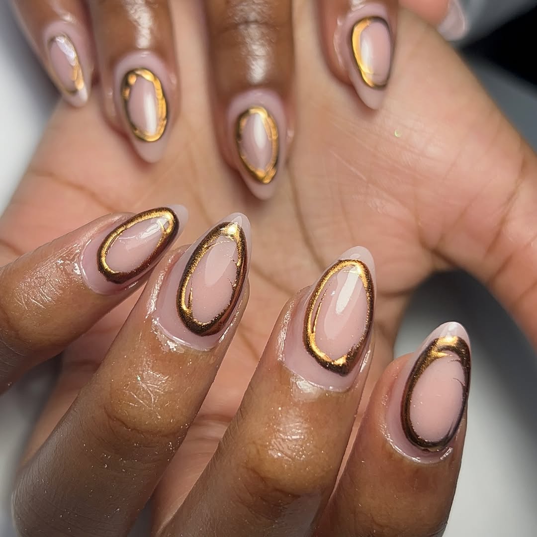 nail art bronze sur ongles nude façon negative space
