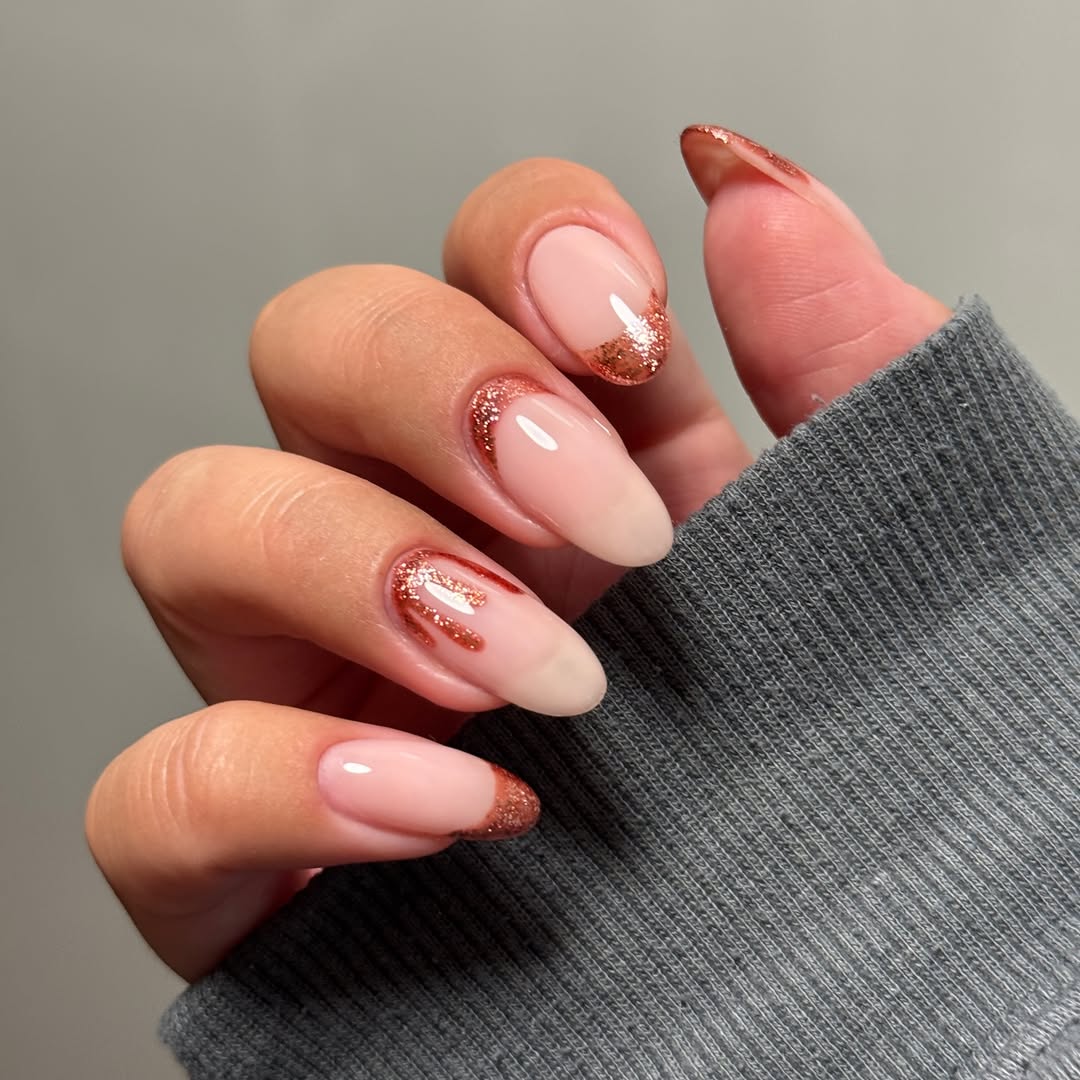 nail art cuivré gouttes dégoulinantes sur base nude