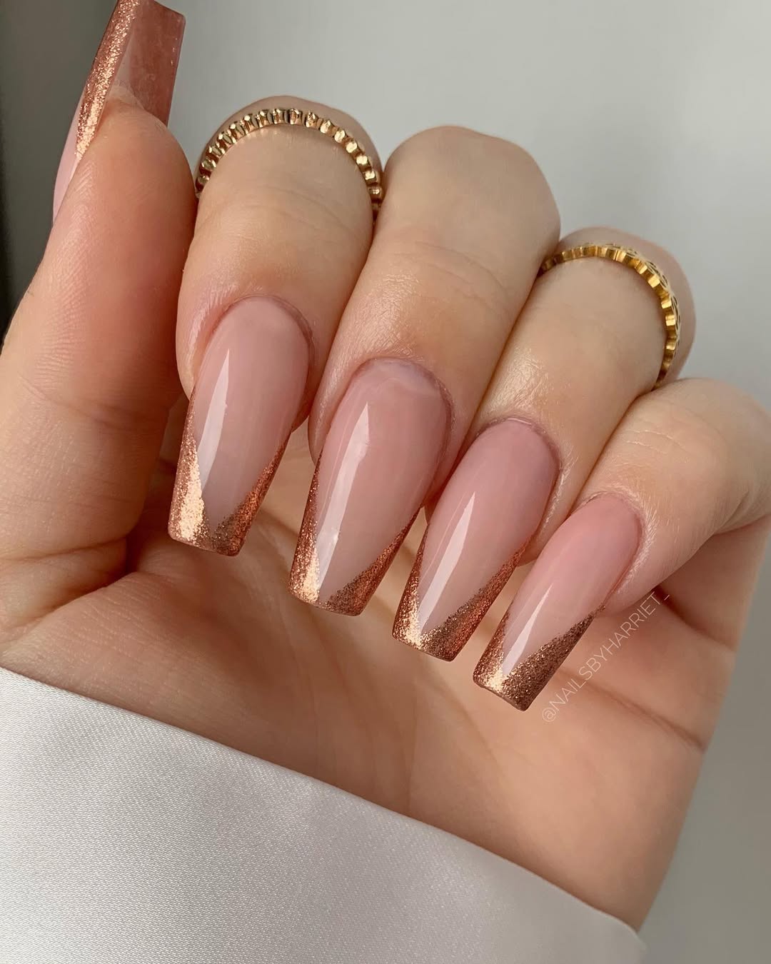 nail art cuivré pailleté sur des ongles ballerine longs