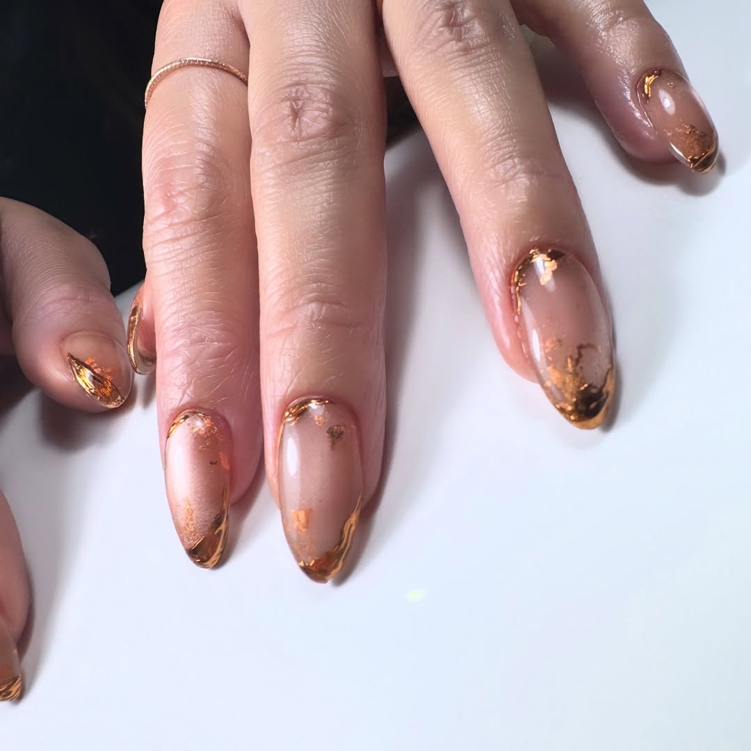 nail art negative space réalisé avec des feuilles métallisées cuivre sur base nude