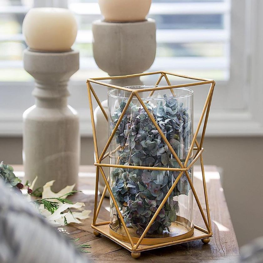 objets décoratif avec des pétales d'hortensia dans un récipient en verre