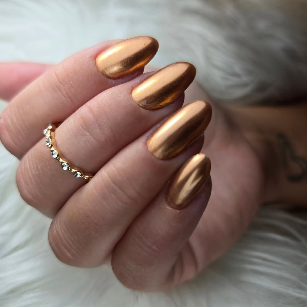 ongles bronze unis pour une mise en beauté parfaite en automne