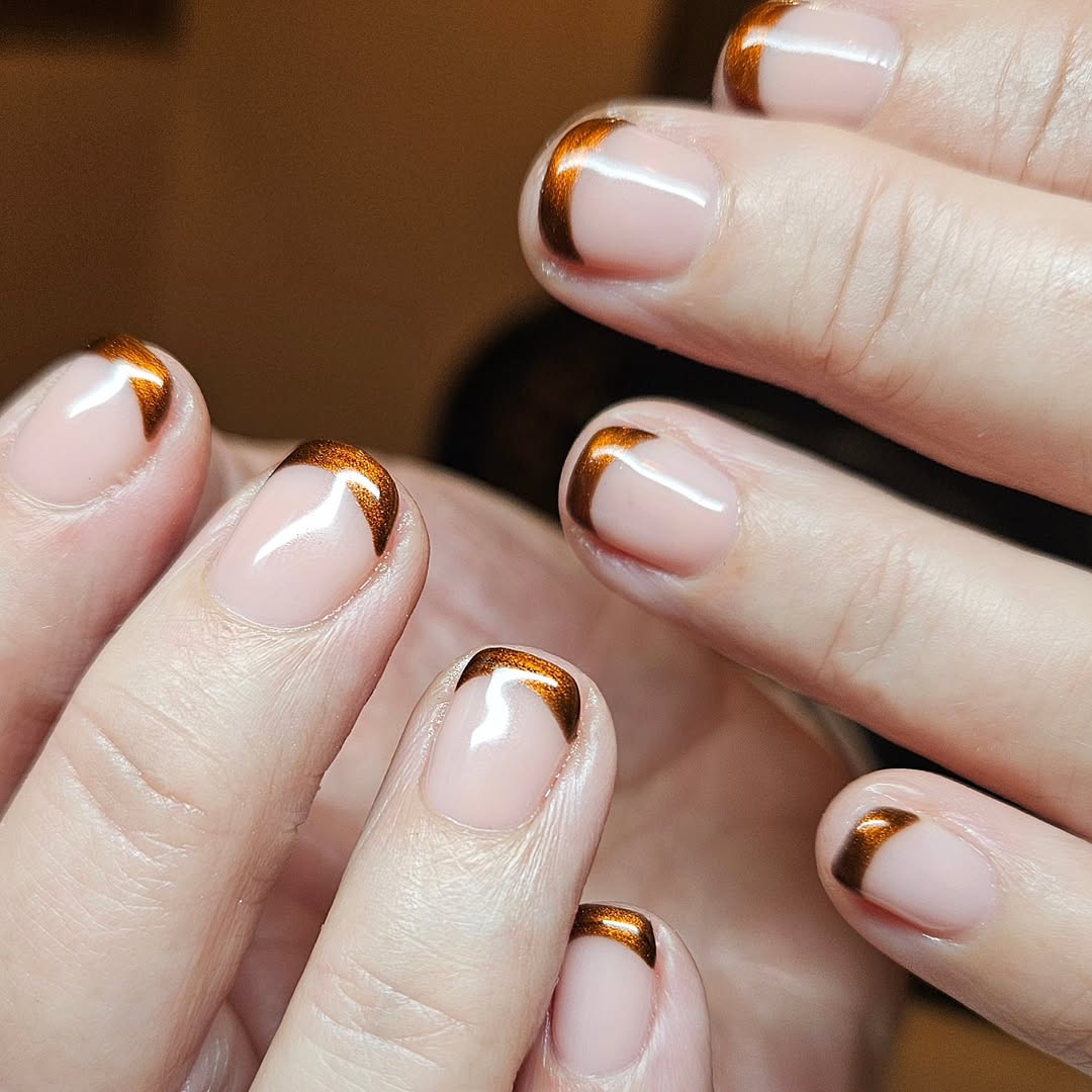 ongles courts nude sublimés par des pointes bronze à la française
