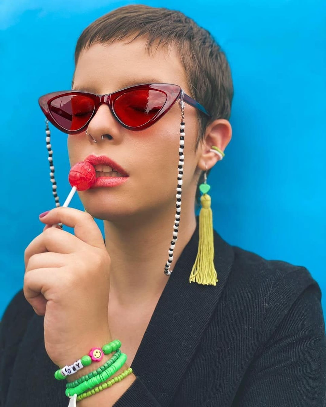 oser la coloration cannelle pour donner un effet féminin à sa coupe Pixie ultra courte
